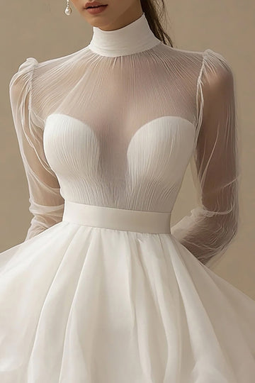 Robe bouffante blanche à col illusion en tulle à manches longues